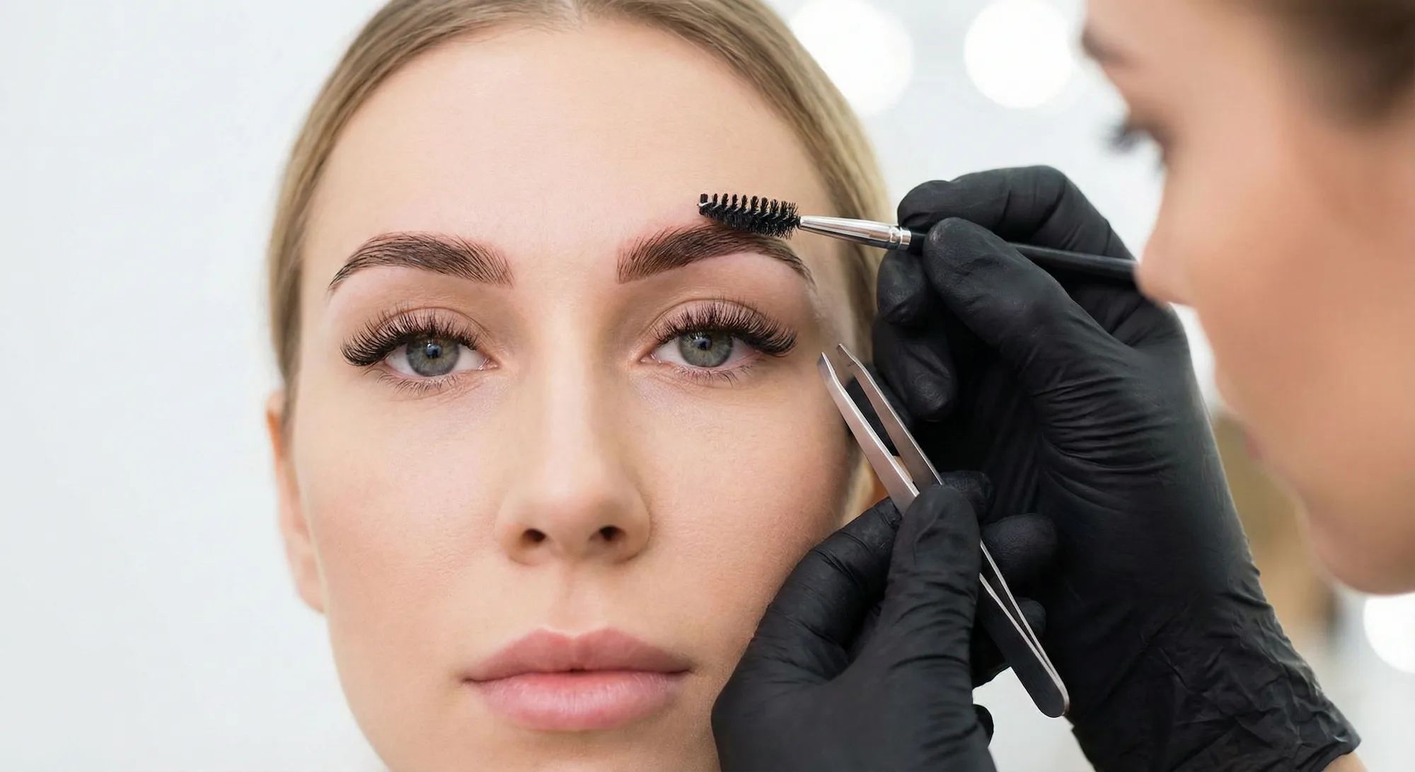 Laminierung von Augenbrauen und Wimpern